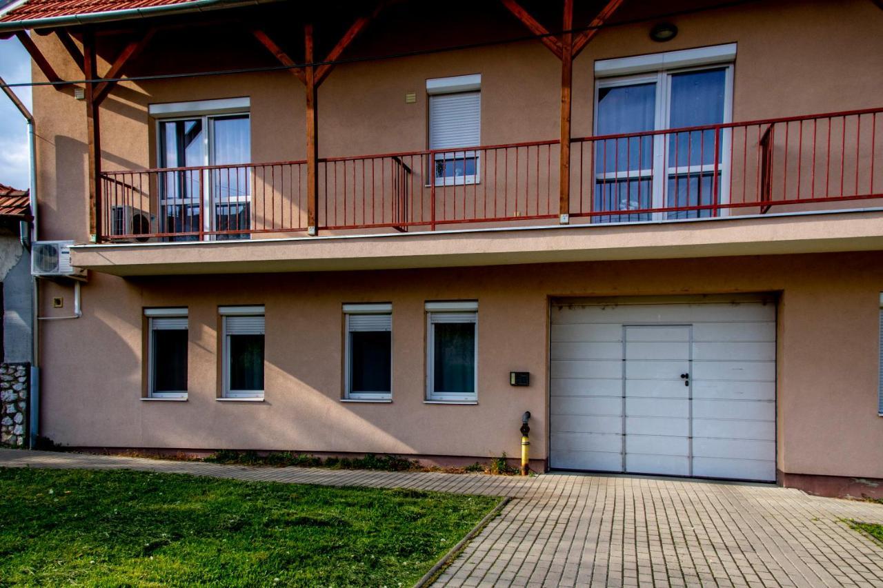 Family Residence Eger Buitenkant foto